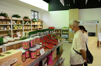 茜坑社區(qū)黨員重溫黨史憶初心 直播帶貨助扶貧酒業(yè)